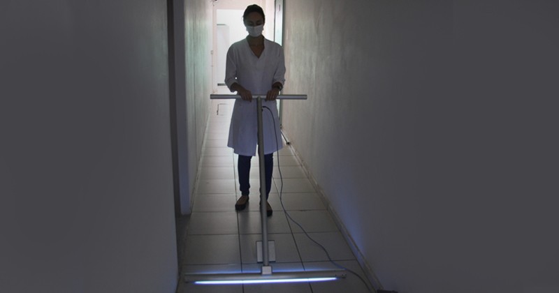 USP desenvolve rodos com radiação ultravioleta para descontaminação de pisos e doa a hospital  (Foto: Assessoria de Comunicação do IFSC/Rui Sintra)