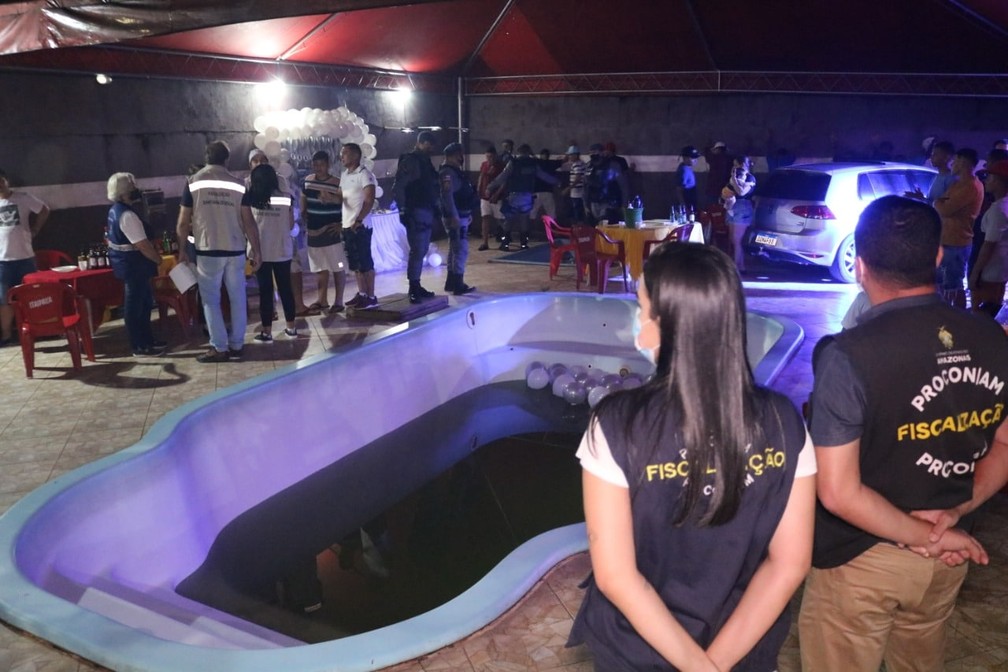 Com a chegada da polícia, os convidados das festas fugiram para a área de mata em Manaus — Foto: Divulgação