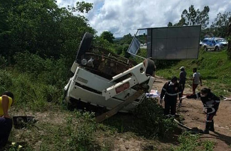 Acidente, que ocorreu na BR-101, n altura de Muritiba,deixou duas pessoas mortas. — Foto: Site do Voz da Bahia/Fábio Santos