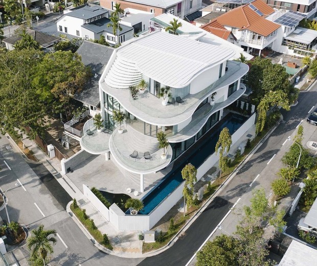 Casa em Singapura tem design curvilíneo que combina escultura e arquitetura (Foto: Studio Periphery / Divulgação)