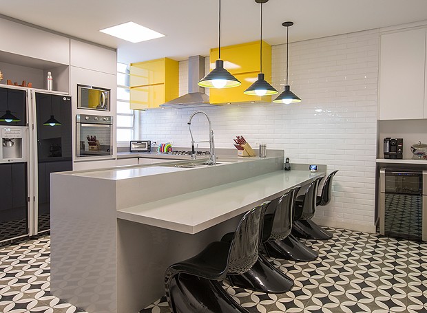 Na cozinha, ladrilho hidráulico e armários amarelos deixam o espaço com um jeitinho retrô (Foto: Divulgação)