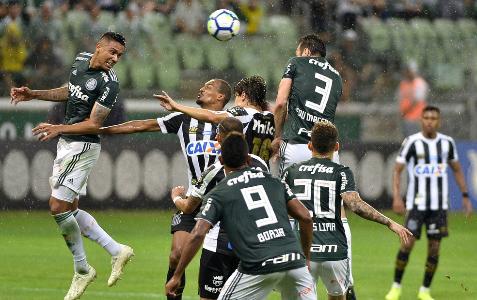 Edu Dracena marcou de cabeça contra o Santos, após escanteio cobrado por Dudu — Foto: Marcos Ribolli