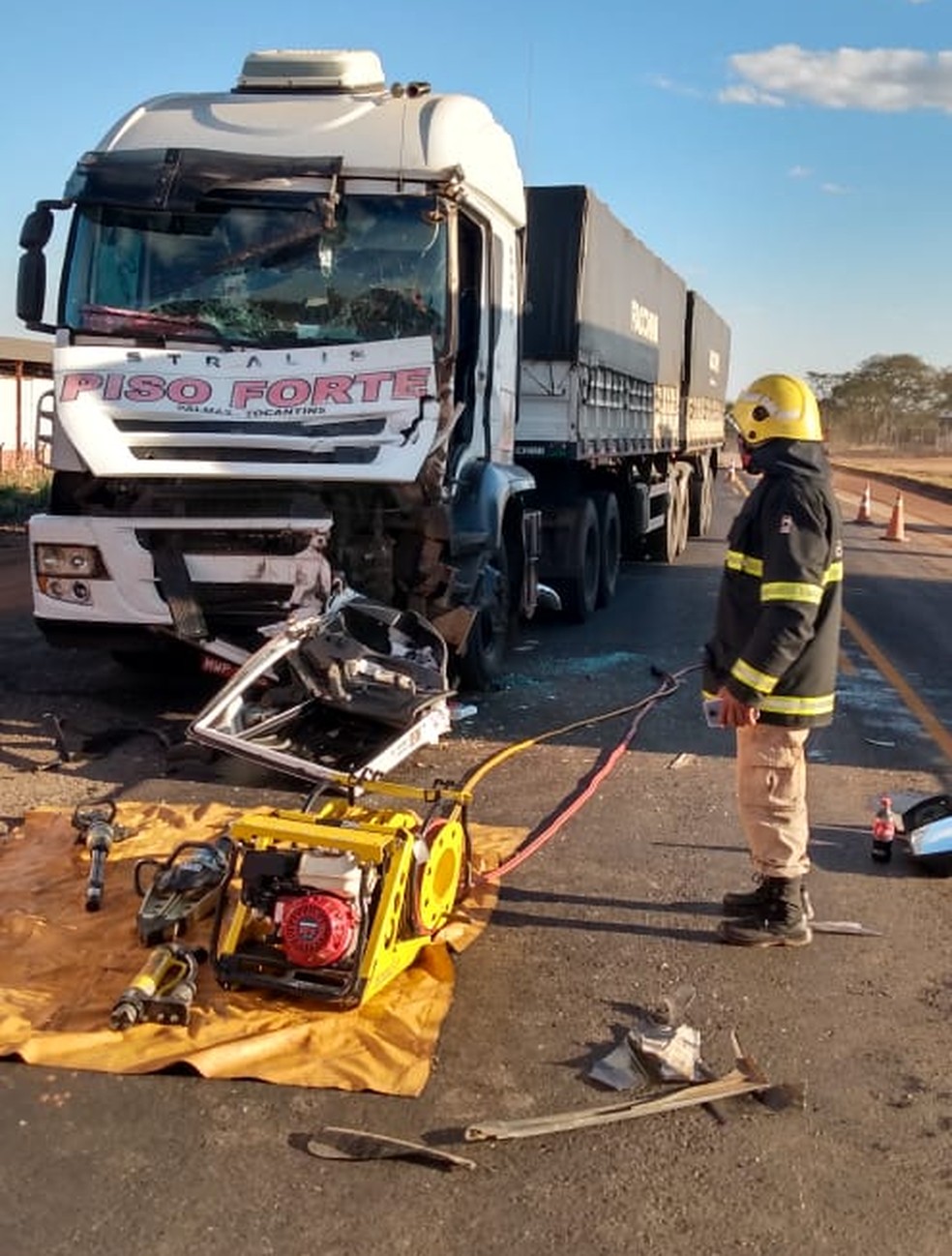 Porta precisou ser arrancada durante o resgate — Foto: Divulgação/Corpo de Bombeiros