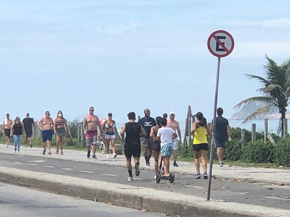 Grupo caminha pelo calçadão da Barra da Tijuca  — Foto: Jacqueline Marum/GloboNews