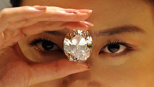 Diamante oval branco 'perfeito' é apresentado em Hong Kong (Foto: Laurent Fievet/AFP)