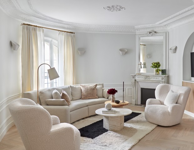 Em Paris, apartamento clássico exibe sofá curvo e marcenaria inteligente (Foto: Heidi Jean Feldman)