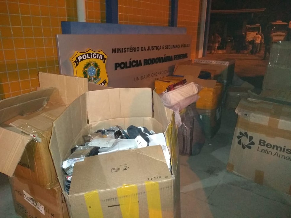 Segundo a PRF, caixas dentro do Ã´nibus tinham atÃ© 500 unidades de produtos contrabandeados â Foto: DivulgaÃ§Ã£o/PRF