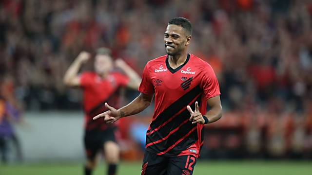 Renan Lodi fez o terceiro do Furacão, ainda no começo do segundo tempo