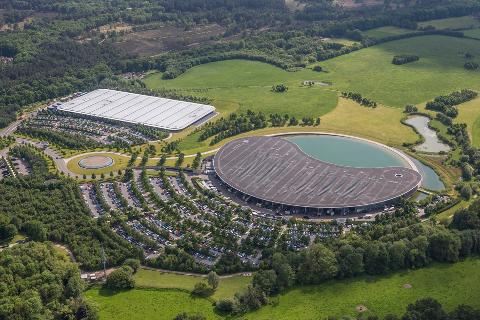 Visão aérea da fábrica da McLaren, em Woking, na Inglaterra — Foto: Getty Images