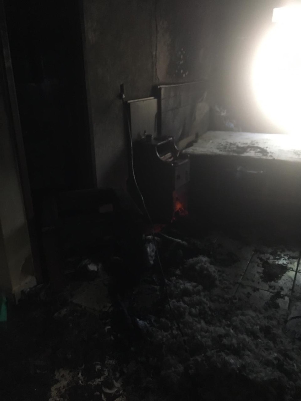 Quarto ficou destruído, repleto de fumaça — Foto: Deam/Divulgação