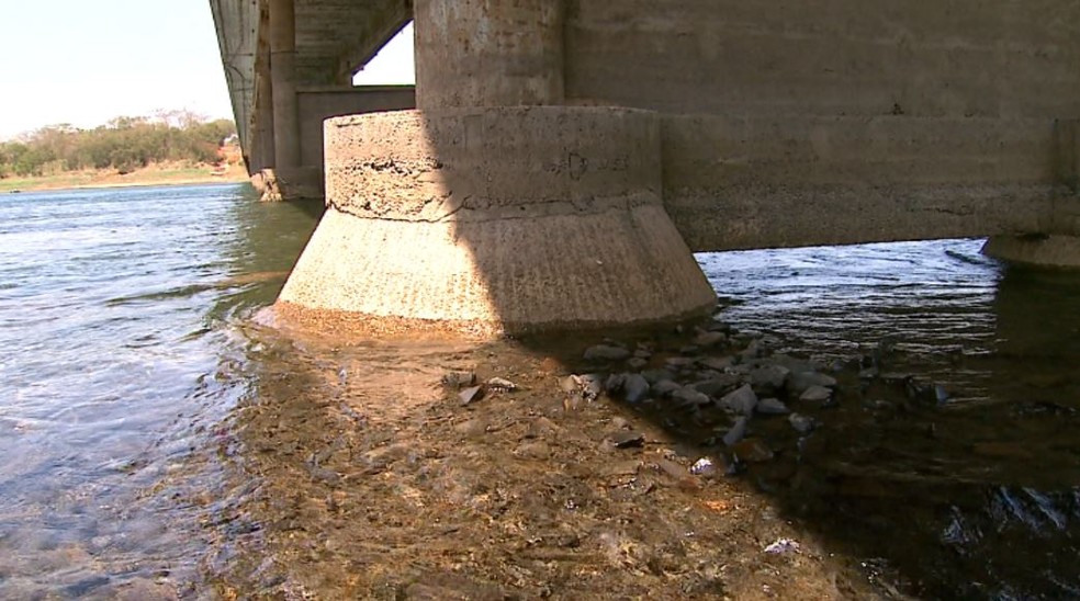 Antes submersas, bases de ponte sobre o Rio Grande estão expostas em Colômbia, SP (Foto: Reprodução/EPTV)