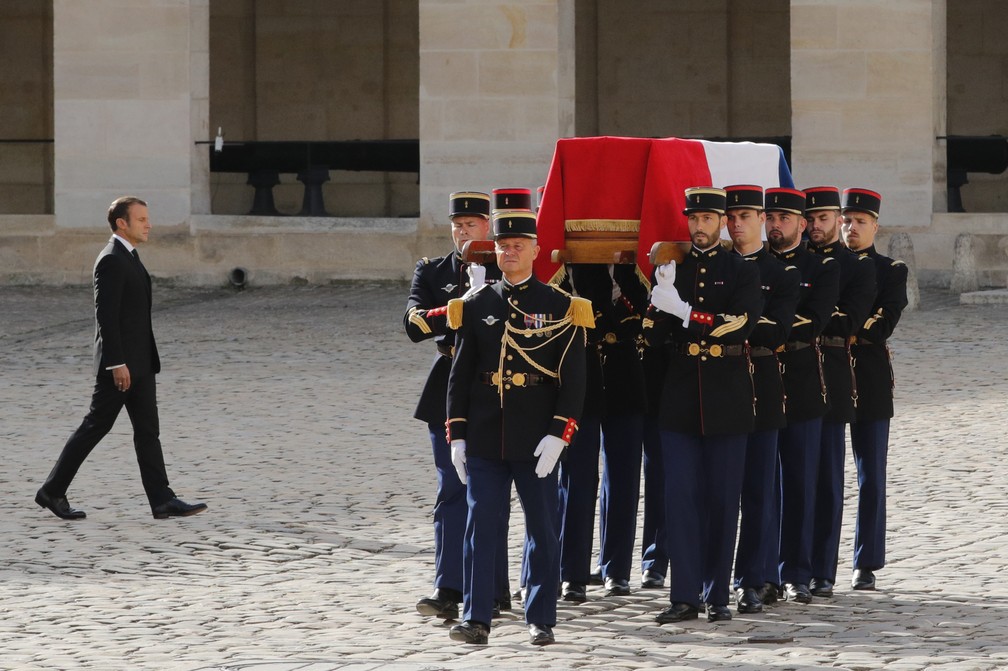 Macron acompanha enquanto o caixão do ex-presidente Jacques Chirac é carregado até o meio do pátio do complexo dos Inválidos, em Paris, nesta segunda-feira (30). — Foto: Philippe Wojazer/Pool via AP