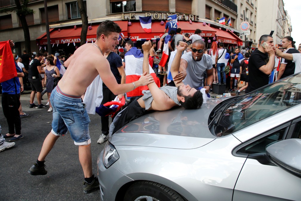 Torcedores da França comemoram em Paris (Foto: Reuters)