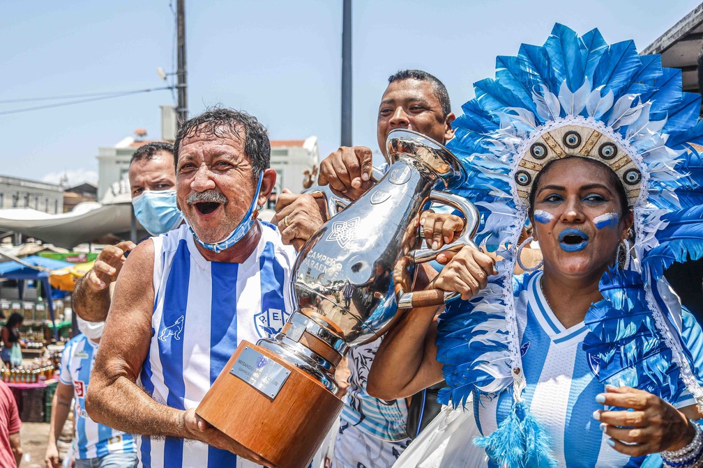 Comemoracoes Elenco Folga E Paysandu Leva Taca Do Parazao Para A Torcida No Ver O Peso Paysandu Ge