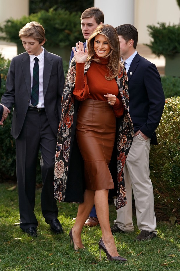 WASHINGTON, DC - NOVEMBER 21:  U.S. first lady Melania Trump waves goodbye as she and her son, Barron Trump leave following the pardoning ceremony of the National Thanksgiving Turkey in the Rose Garden at the White House November 21, 2017 in Washington, D (Foto: Getty Images)