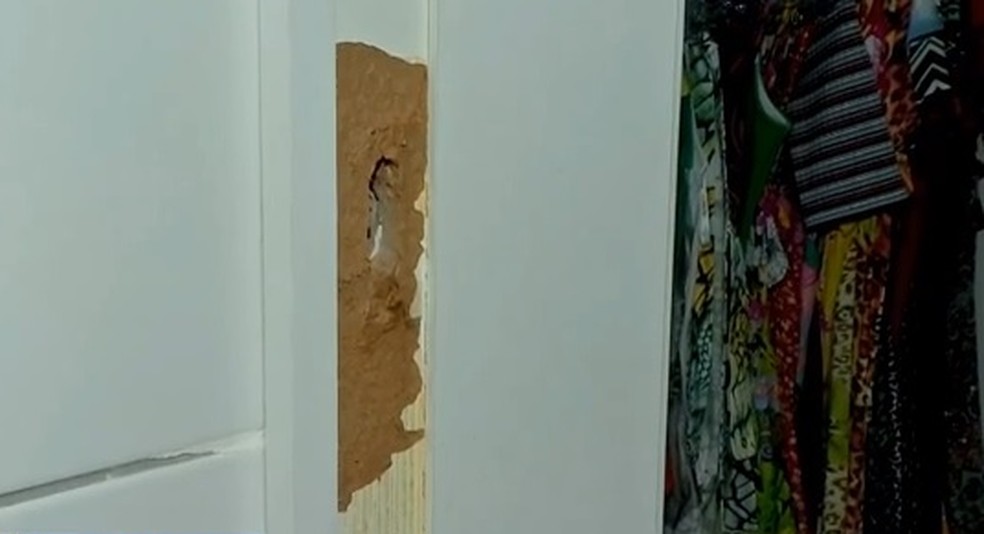 Imagem exclusiva mostra porta arrombada de closet onde Jamile se trancou antes de sofrer um disparo no peito — Foto: TVM/Reprodução