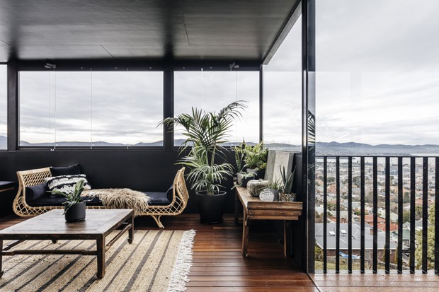 Casa de 230 m² com décor sóbrio e vista privilegiada na Austrália  (Foto: Adam Gibson)