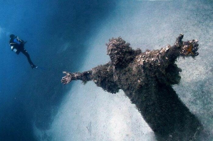 A estátua reza com as mãos estendidas para o céu, para proteger e abençoar a vida de todos os mergulhadores (Foto:  salutations 247 / Reddit)