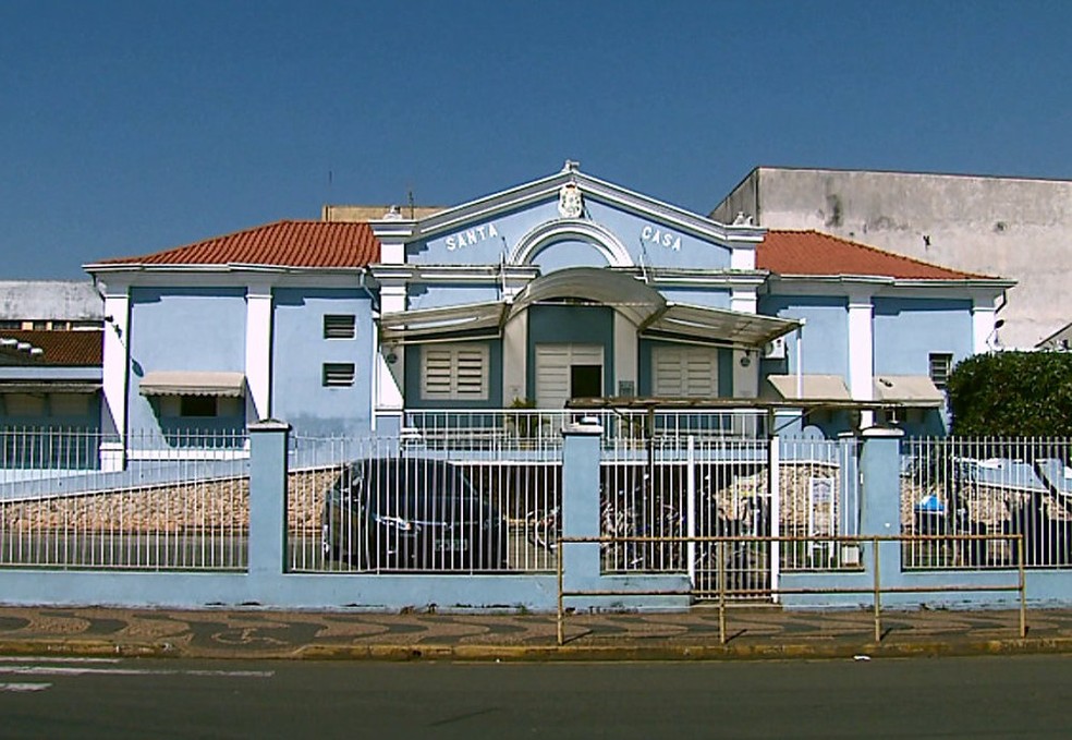 Vítimas foram socorridas para a Santa Casa de Leme — Foto: Paulo Chiari/EPTV 