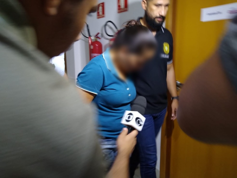 Mulher que confessou ter jogado enteado do 4º andar de prédio é presa em Maceió — Foto: TV Gazeta