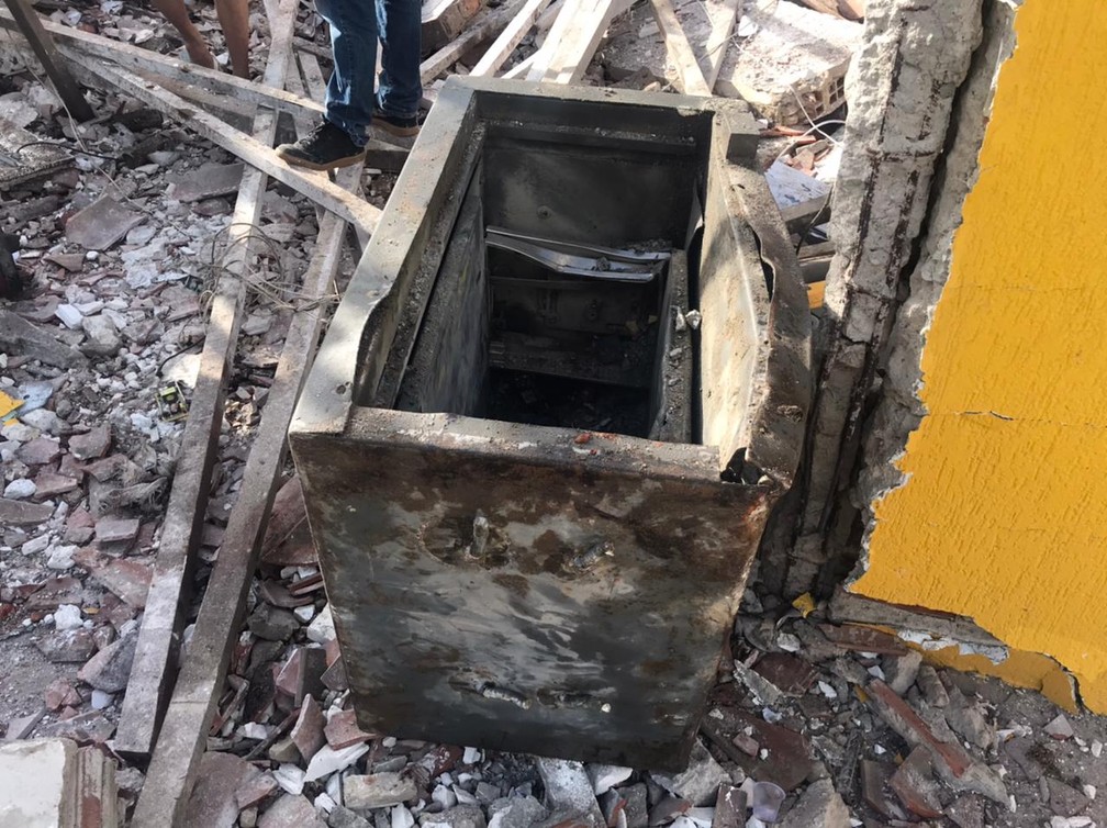 Criminosos conseguiram abrir cofre após terceira explosão em ataque a posto de combustíveis na BR-304, em Macaíba. — Foto: Kleber Teixeira/Inter TV Cabugi