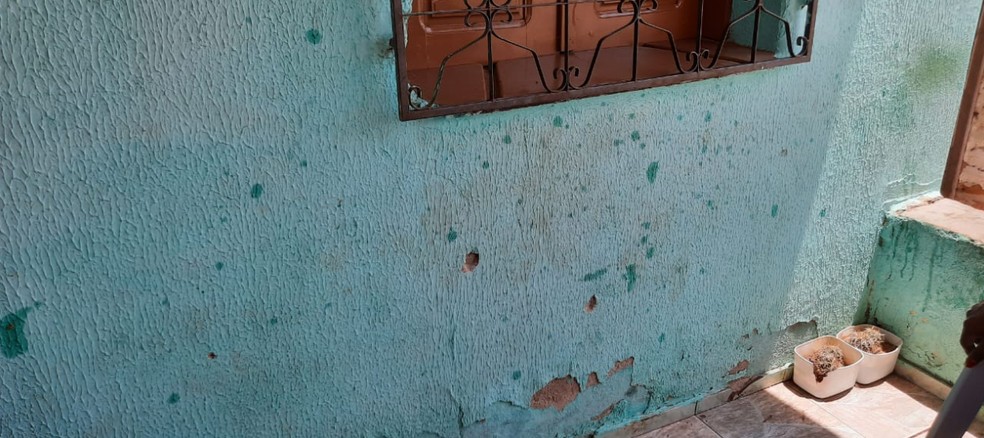 Marcas de balas na parede da residência onde aconteceu a chacina. — Foto: Wandenberg Belém/Sistema Verdes Mares