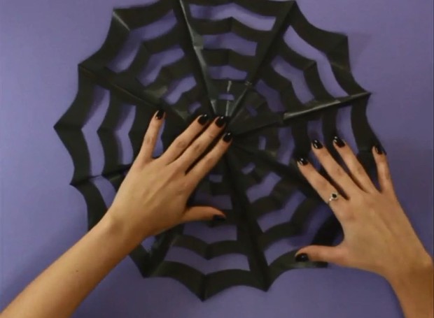Especial Halloween: Aprenda a fazer uma teia de aranha com papel de seda (Foto: Casa e Jardim)