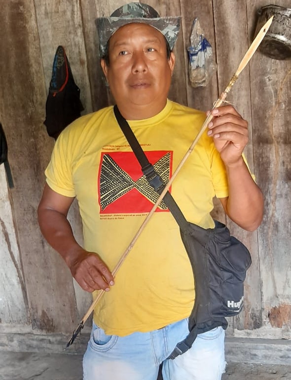 Cacique Waratan Zor com a flecha usada pelos ndios isolados  Foto: Divulgao