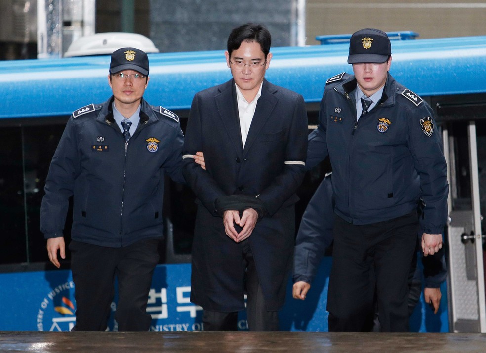 Em imagem de arquivo de 22 de fevereiro, presidente do Grupo Samsung, Lee Jae-yong, chega a escritório do conselho independente em Seul, Coreia do Sul (Foto: Ahn Young-joon/ AP)