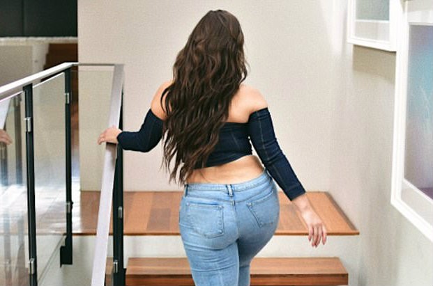 Ashley Graham posa somente de jeans em seu Instagram (Foto: Reprodução)