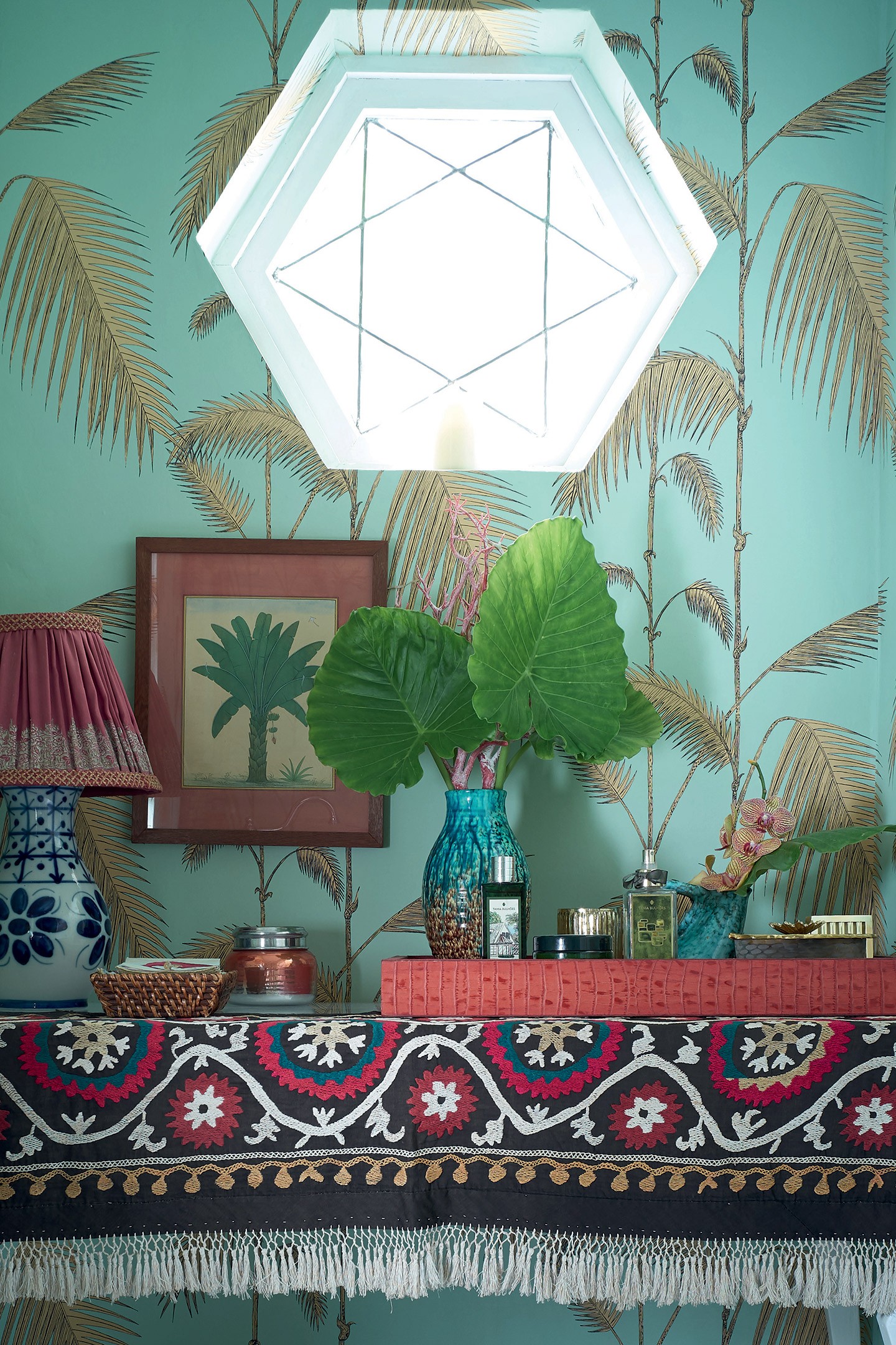 Em Miami, casa com decoração maximalista mistura cores, garimpos e arte (Foto: Björn Wallander/divulgação)