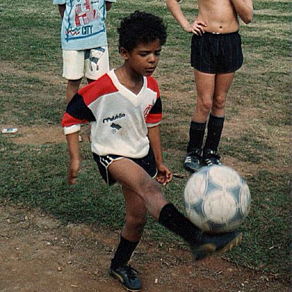 Felipe Melo, ainda pequeno, com a camisa do Flamengo — Foto: Reprodução / Instagram 