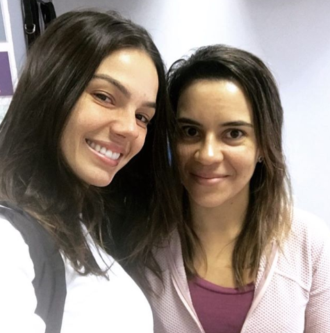 Isis com a fisioterapeuta Flavia Coutinho, com quem faz aulas de Pilates há quase 6 anos (Foto: Reprodução Instagram)