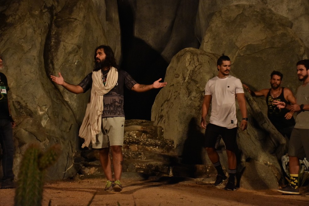 Cazarré (Jesus) e Bruno Lopes (João) durante o primeiro ensaio para a Paixão de Cristo 2019 — Foto: Felipe Souto Maior/Divulgação