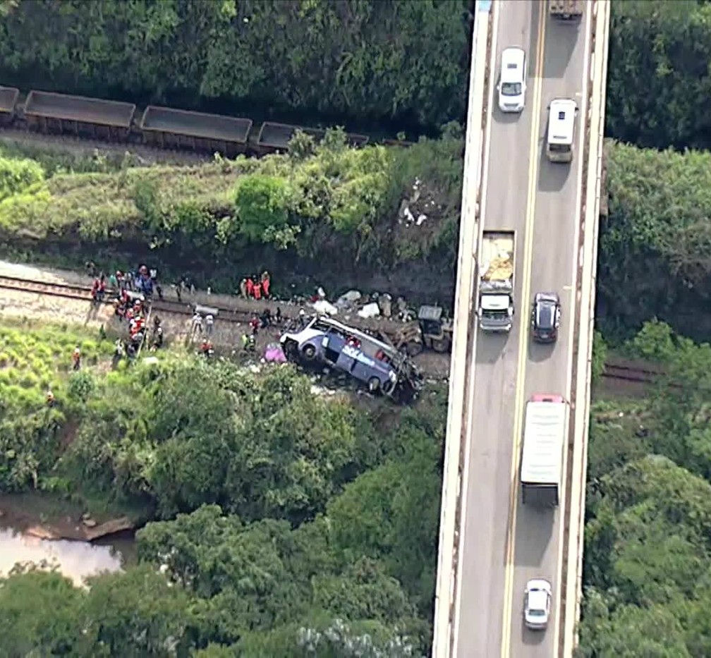 Imagem aérea mostra viaduto do qual o ônibus caiu — Foto: Reprodução/GloboNews