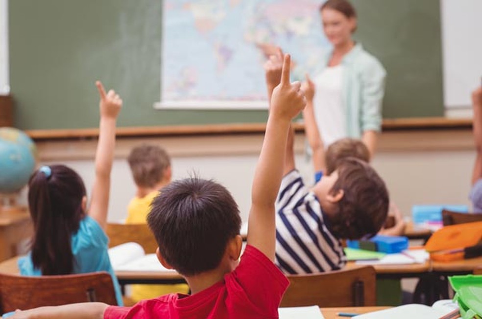 A alfabetizaÃ§Ã£o deve ocorrer nos dois primeiros anos do ensino fundamental, conforme a nova orientaÃ§Ã£o da Base Nacional Curricular â Foto: Shutterstock