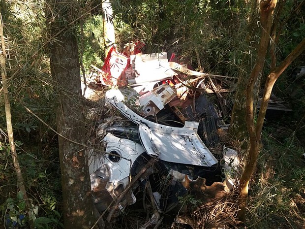 Partes de carros foram encontrados em mata, em Pilar do Sul (Foto: Divulgação/Polícia Militar)
