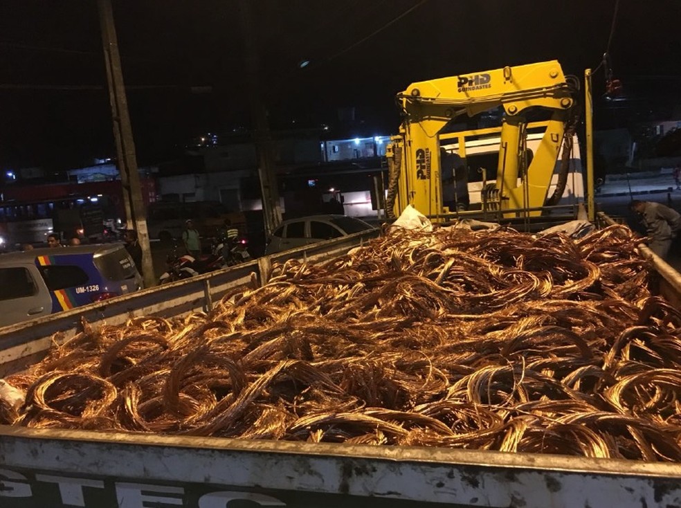 PolÃ­cia apreendeu 2,5 toneladas de fios de cobre em ferro-velho no Cabo (Foto: PolÃ­cia Civil/DivulgaÃ§Ã£o)