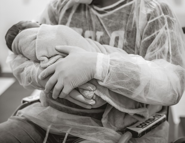 Daniel segurando o filho em um encontro emocionante promovido pelo hospital  (Foto: Bruna Costa/@brunacostafotografias)