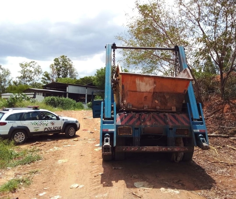 Polícia Militar Ambiental flagra descarte irregular de resíduos sólidos em usina de reciclagem, em Presidente Bernardes (SP) — Foto: Polícia Militar Ambiental