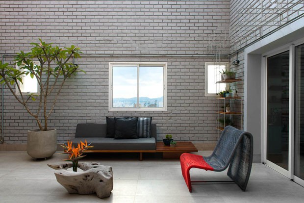Um apartamento inspirado na obra de Lina Bo Bardi (Foto: Chris Farhat/Divulgação)