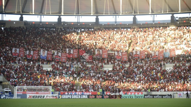 Bandeiras em homenagem aos garotos do Ninho