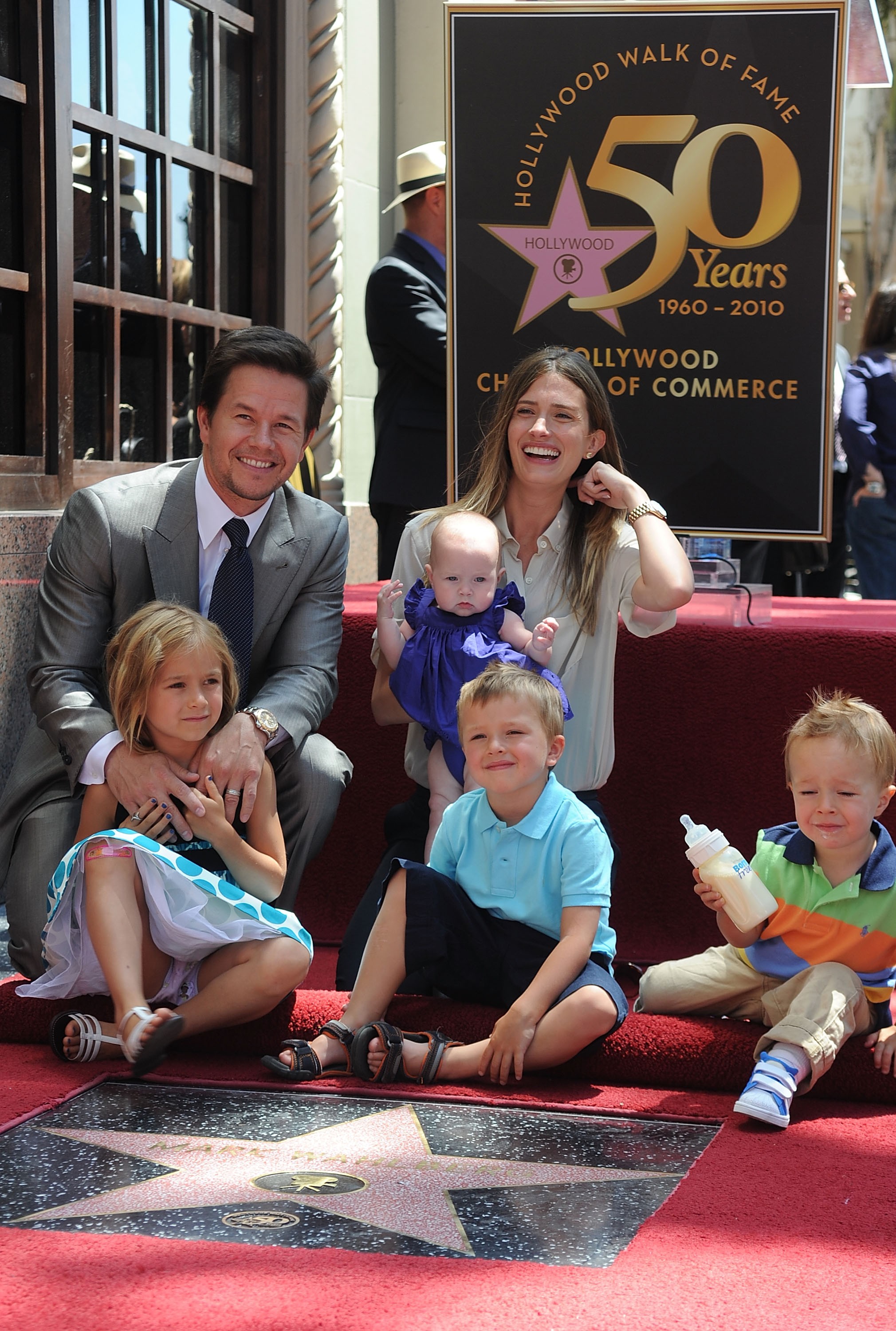 Mark Wahlberg com a esposa e os filhos em 2010, quando ganhou uma estrela na Calçada da Fama (Foto: Getty Images)