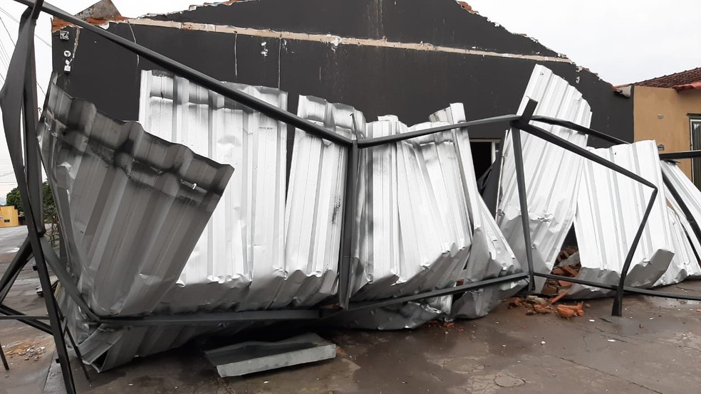 Fachada de loja foi arrancada durante tempestade em Pequizeiro — Foto: George da Silva Camelo/Divulgação
