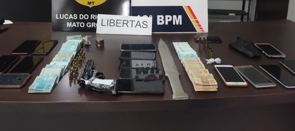 Foram apreendidos aparelhos celulares e mais de R$ 30 mil em dinheiro durante a operao  Foto: Polcia Civil