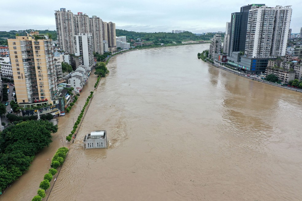 Foto aérea mostra o rio Tuojiang transbordando após forte chuva em Neijiang, na província de Sichuan, no sudoeste da China, nesta terça-feira (18) — Foto: AFP