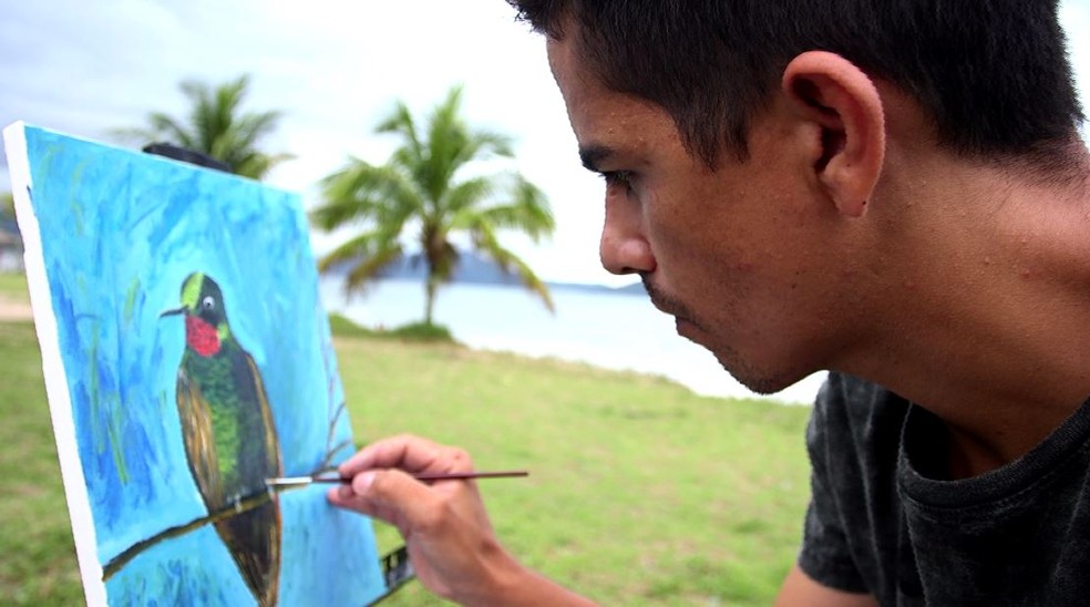 Fábio descobriu na natureza a inspiração para pinturas e fotografias de aves. — Foto: Terra da Gente/Arquivo Pessoal
