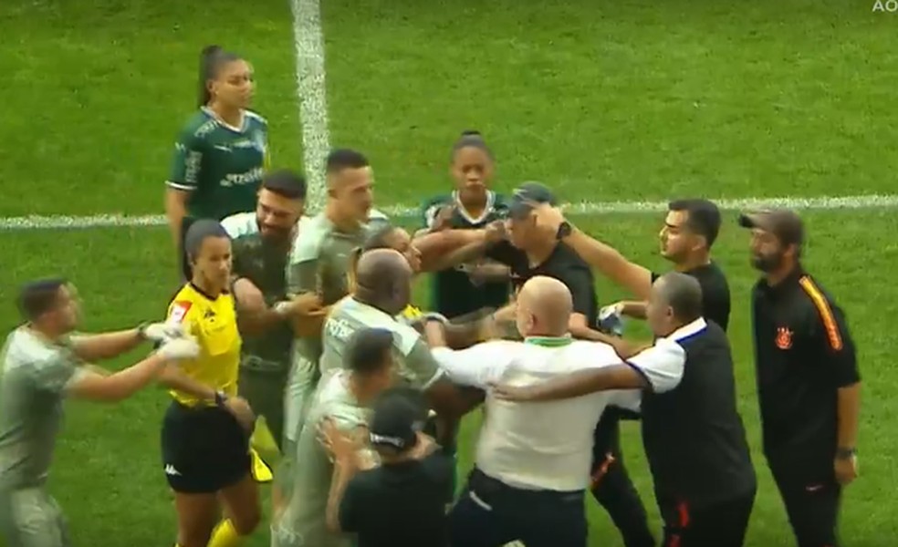 Derby entre Palmeiras e Corinthians pelo Campeonato Brasileiro Feminino termina em confusão entre as comissões técnicas