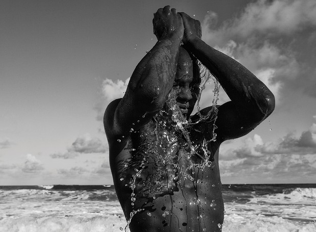 Performance homem com água no rosto, 2015  (Foto: Divulgação)