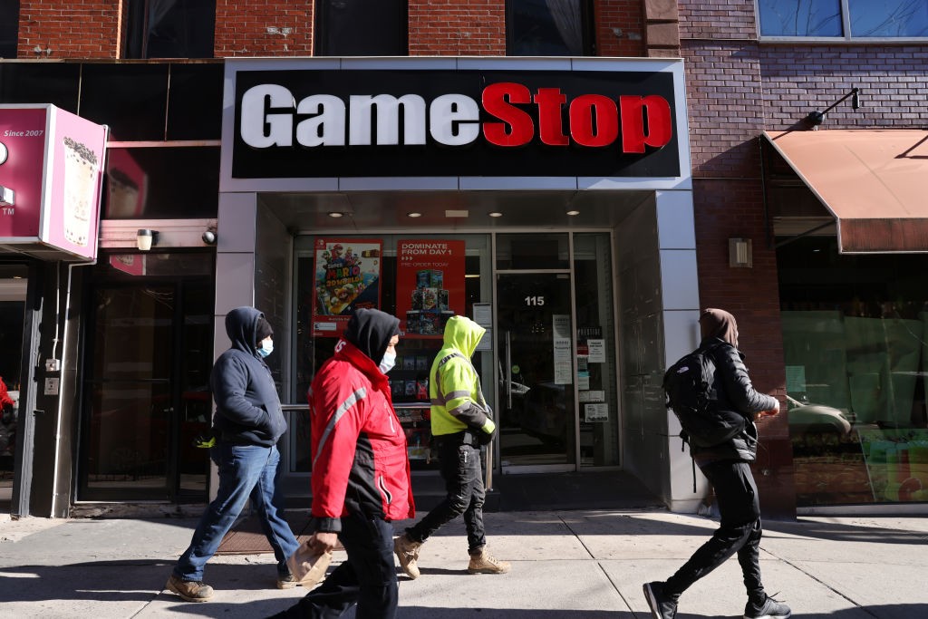 NEW YORK, NEW YORK - JANUARY 28: People walk by a GameStop store in Brooklyn on January 28, 2021 in New York City. Markets continue a volatile streak with the Dow Jones Industrial Average rising over 500 points in morning trading following yesterdays loss (Foto: Getty Images)